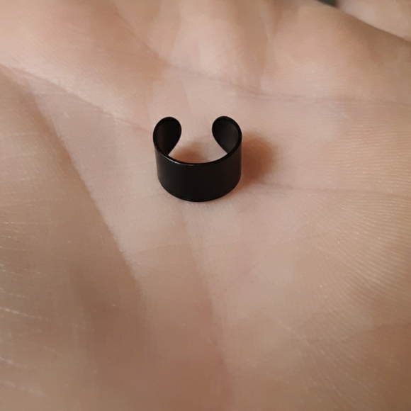 Simple Ear Cuff- black - Picture 3 of 4